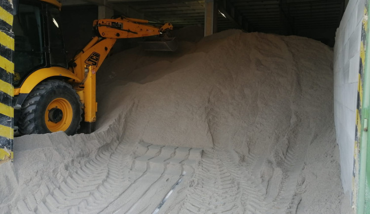 Srpen už klepe na dveře a centrální městský obvod se chystá na zimu, skladem má 400 tun písku na posyp chodníků