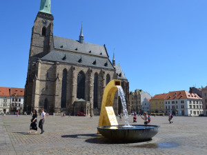 Pozlacené kašny zdobí plzeňské náměstí už 13 let, mnohdy se v nich ale cachtají opilí turisté