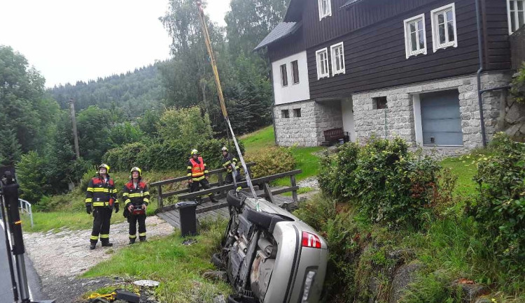 Auto uklouzlo na mokré silnici a zapadlo do potoka. Nikdo se nezranil