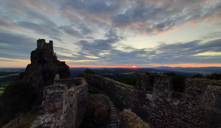 Zažijte romantické léto na Troskách, v letním kině nebo u táboráku