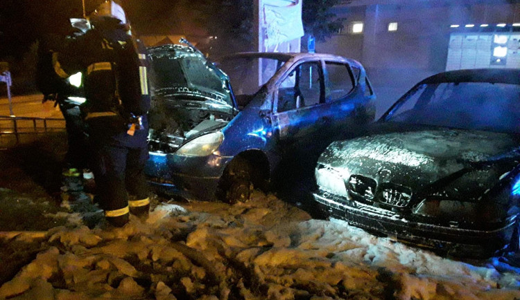 Na Kunratické v noci hořela dvě zaparkovaná auta, moc z nich nezbylo
