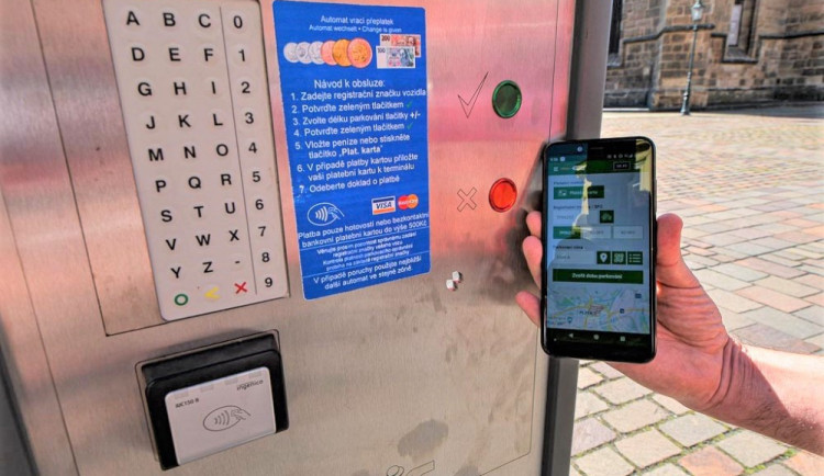Řidiči mohou v Plzni platit za parkování pomocí dvou mobilních aplikací, řada lidí ale stále chybuje
