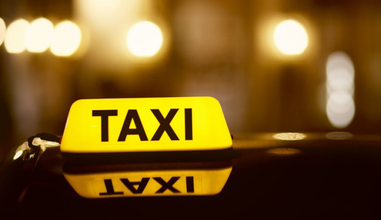 Policisté si při noční kontrole došlápli na řidiče vozů TAXI. Nestačili se divit množství zjištěných přestupků