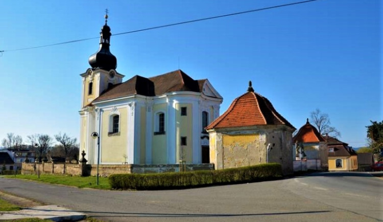 Za symbolickou jednu korunu převzaly Žinkovy od církve kostel na náměstí, dominantu místní plánují opravit