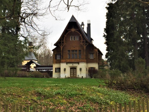 Na ještě neopravený zámek se lidé takto mohli dlouhá léta dívat jen přes plot