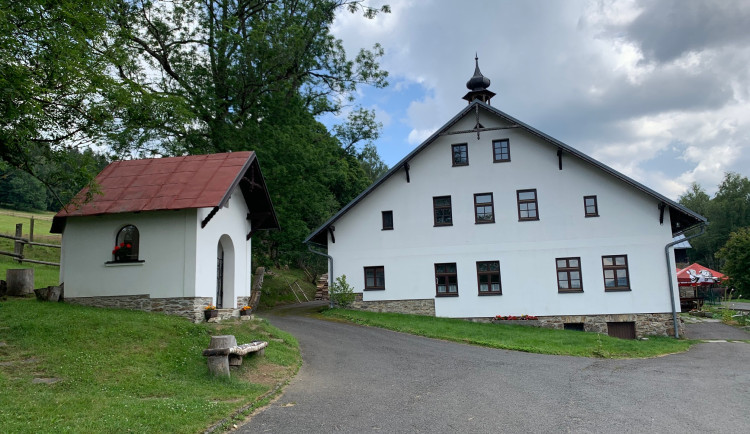 Tento statek na šumavském Brčálníku ukrýval a možná stále ještě ukrývá kouzelnickou knihu