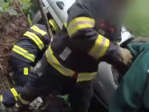 Policie zveřejnila dramatické video z výjezdu k velmi vážné nehodě, při které se zranily i čtyři děti