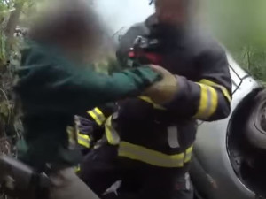 Policie zveřejnila dramatické video z výjezdu k velmi vážné nehodě, při které se zranily i čtyři děti