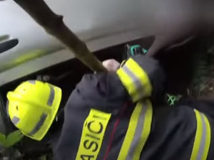 Policie zveřejnila dramatické video z výjezdu k velmi vážné nehodě, při které se zranily i čtyři děti