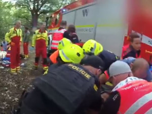 Policie zveřejnila dramatické video z výjezdu k velmi vážné nehodě, při které se zranily i čtyři děti