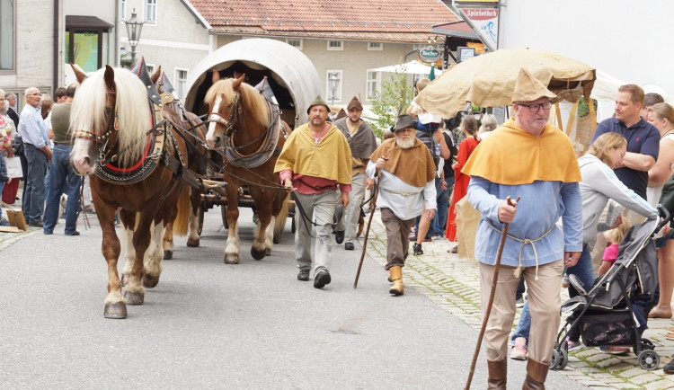 Šumavští středověcí soumaři půjdou poprvé s koňmi a obilím z Rakouska do Německa