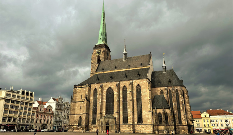 Na ochoz věže chrámu sv. Bartoloměje vede 299 schodů. Alkoholem zmožená turistka zvládla vystoupat jen do poloviny