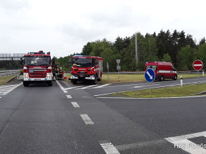 Auto převážející obří barely s tekutým louhem havarovalo za Plzní. Z nádob ležících na silnici uniklo malé množství látky