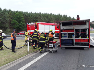 Auto převážející obří barely s tekutým louhem havarovalo za Plzní. Z nádob ležících na silnici uniklo malé množství látky