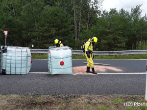 Auto převážející obří barely s tekutým louhem havarovalo za Plzní. Z nádob ležících na silnici uniklo malé množství látky