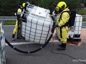 Auto převážející obří barely s louhem havarovalo za Plzní. Z nádob ležících na silnici uniklo malé množství látky