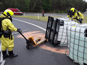 Auto převážející obří barely s louhem havarovalo za Plzní. Z nádob ležících na silnici uniklo malé množství látky