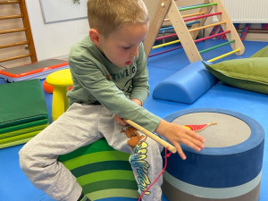 Ve dvou letech prodělal Saša první epileptický záchvat a pak se jeho vývoj pozastavil. Rodiče to ale nevzdávají