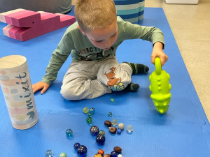 Ve dvou letech prodělal Saša první epileptický záchvat a pak se jeho vývoj pozastavil. Rodiče to ale nevzdávají