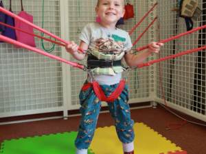 Ve dvou letech prodělal Saša první epileptický záchvat a pak se jeho vývoj pozastavil. Rodiče to ale nevzdávají