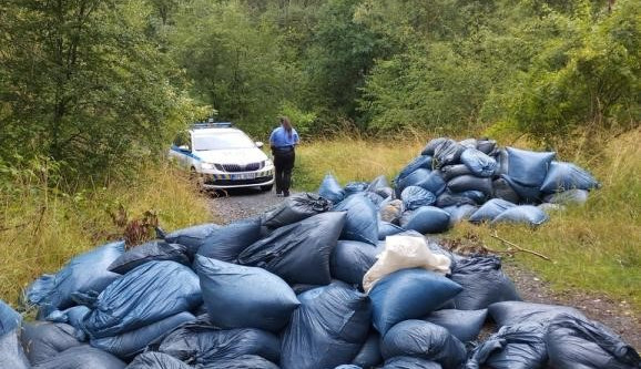 Neznámý bordelář vyházel na cestu desítky pytlů s pilinami, policie prověřila cirkusy i chovné stanice