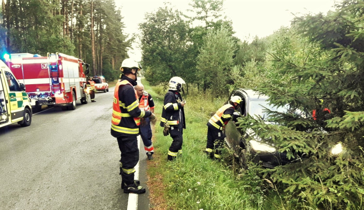 Masivní SUV skončilo po tvrdém střetu s divočákem mimo silnici. Zvíře nehodu nepřežilo