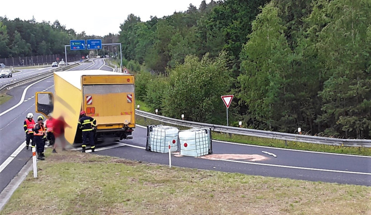 Auto převážející obří barely s tekutým louhem havarovalo za Plzní. Z nádob ležících na silnici uniklo malé množství látky