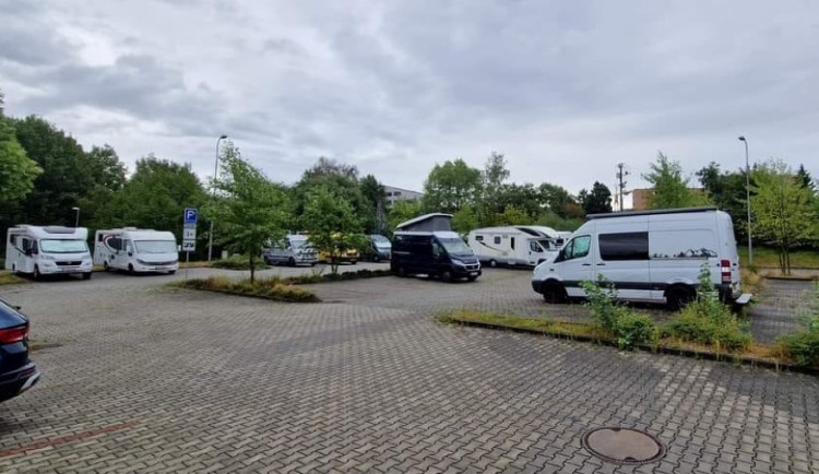 Na novém městském stání pro karavany u Škodalandu je stále plno