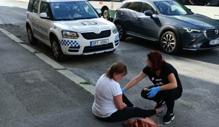 Žena chtěla skoncovat se svým životem a lehla si na ulici před přijíždějící trolejbus