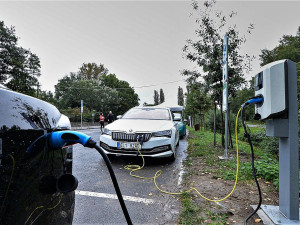 Majitelé elektromobilů mohou až do roku 2025 zdarma parkovat v ulicích Plzně
