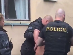 Extrémně nebezpečný muž vyhrožoval zabitím a pětiměsíčního kojence si vzal jako rukojmí. Teď skončil ve vazbě