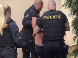 Extrémně nebezpečný muž vyhrožoval zabitím a pětiměsíčního kojence si vzal jako rukojmí. Teď skončil ve vazbě