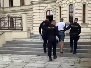 Extrémně nebezpečný muž vyhrožoval zabitím a pětiměsíčního kojence si vzal jako rukojmí. Teď skončil ve vazbě