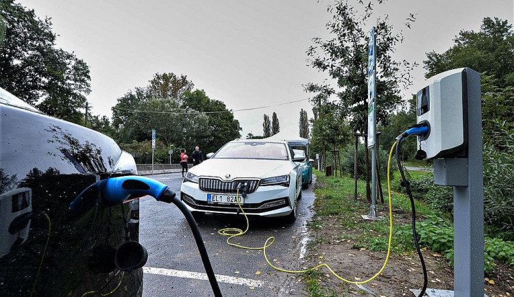 Majitelé elektromobilů mohou až do roku 2025 zdarma parkovat v plzeňských ulicích