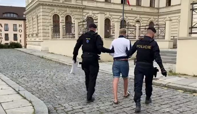 Extrémně nebezpečný muž vyhrožoval zabitím a vzal si jako rukojmí pětiměsíčního kojence. Teď skončil ve vazbě