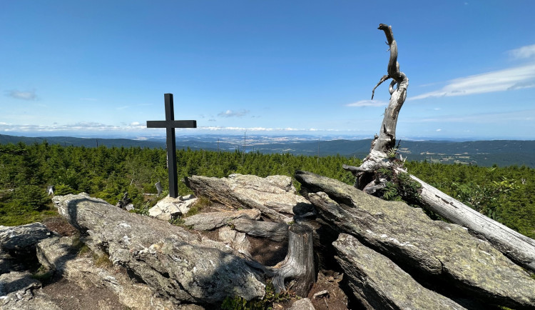 Při výstupu na slavnou šumavskou hraniční horu Svaroh si užijete nádherné výhledy, zažijete ale i urbex