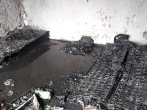 Plameny totálně zdemolovaly byt v menší bytovce. Před požárem se muselo zachránit 20 obyvatel