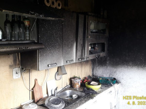 Plameny totálně zdemolovaly byt v menší bytovce. Před požárem se muselo zachránit 20 obyvatel