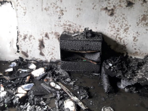 Plameny totálně zdemolovaly byt v menší bytovce. Před požárem se muselo zachránit 20 obyvatel