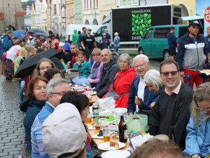 Nový český rekord padl v Domažlicích, lidé vytvořili nejdelší piknikový stůl v délce 100 metrů. Usedlo k němu 386 osob