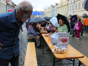 Nový český rekord padl v Domažlicích, lidé vytvořili nejdelší piknikový stůl v délce 100 metrů. Usedlo k němu 386 osob
