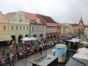 Nový český rekord padl v Domažlicích, lidé vytvořili nejdelší piknikový stůl v délce 100 metrů. Usedlo k němu 386 osob