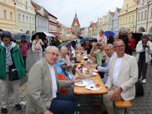 Nový český rekord padl v Domažlicích, lidé vytvořili nejdelší piknikový stůl v délce 100 metrů. Usedlo k němu 386 osob