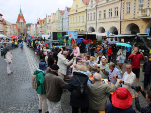 Nový český rekord padl v Domažlicích, lidé vytvořili nejdelší piknikový stůl v délce 100 metrů. Usedlo k němu 386 osob