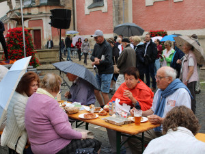 Nový český rekord padl v Domažlicích, lidé vytvořili nejdelší piknikový stůl v délce 100 metrů. Usedlo k němu 386 osob