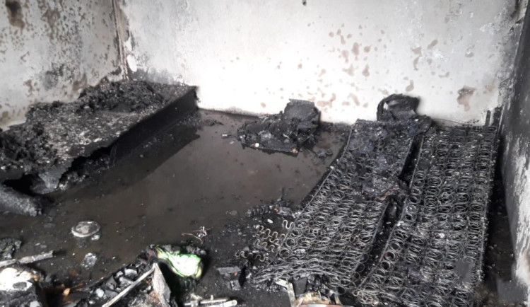 Plameny zdemolovaly byt v menší bytovce. Před požárem se muselo zachránit 20 obyvatel