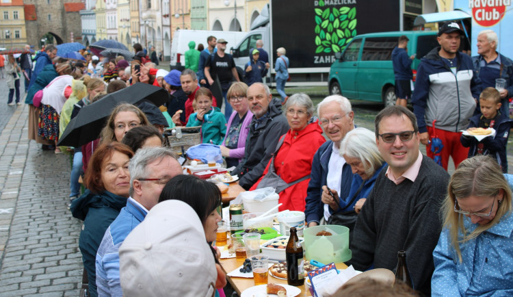 Nový český rekord padl v Domažlicích, lidé tam vytvořili nejdelší piknikový stůl v délce 100 metrů. Usedlo k němu 386 osob