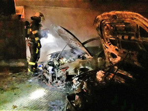 Ze tří osobních automobilů zbyla po nočním požáru jen ohořelá torza. Nelze vyloučit útok žháře