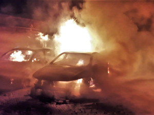 Ze tří osobních automobilů zbyla po nočním požáru jen ohořelá torza. Nelze vyloučit útok žháře