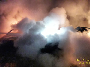 Ze tří osobních automobilů zbyla po nočním požáru jen ohořelá torza. Nelze vyloučit útok žháře